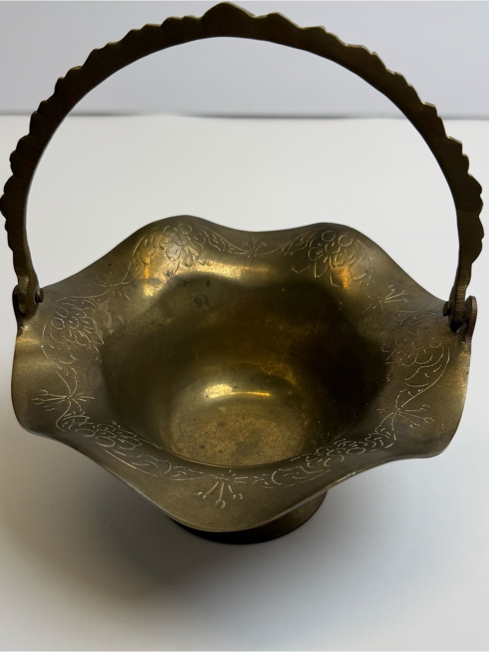 Vintage Brass Ruffled Basket Handle Engraved Floral Design Bowl Storage Decore - Picture 2 of 8